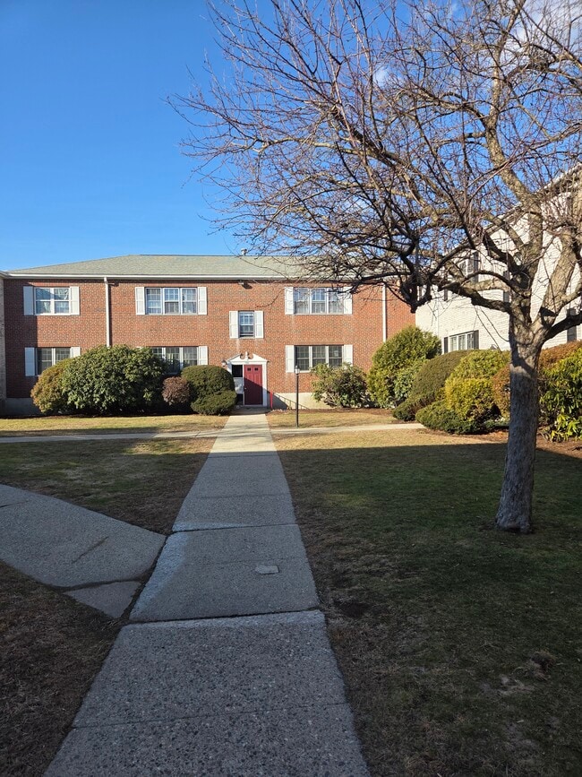 190 Lake Shore Rd, Unit 2