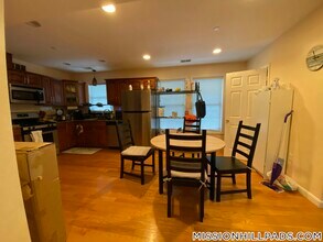 207 Hillside St in Boston, MA - Building Photo - Building Photo