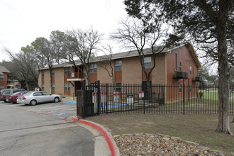 Ridge at Trinity Apartments in Dallas, TX - Building Photo - Building Photo