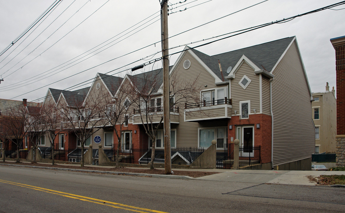 246-254 E University Ave in Cincinnati, OH - Foto de edificio