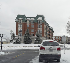 17250 Hymus in Pointe-claire, QC - Building Photo - Building Photo