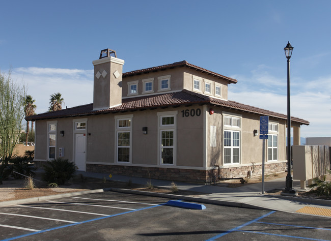 Hacienda Hills Apartments in Desert Hot Springs, CA - Foto de edificio - Building Photo