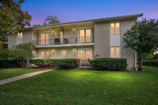 31 Green Oaks Dr in Crystal Lake, IL - Building Photo