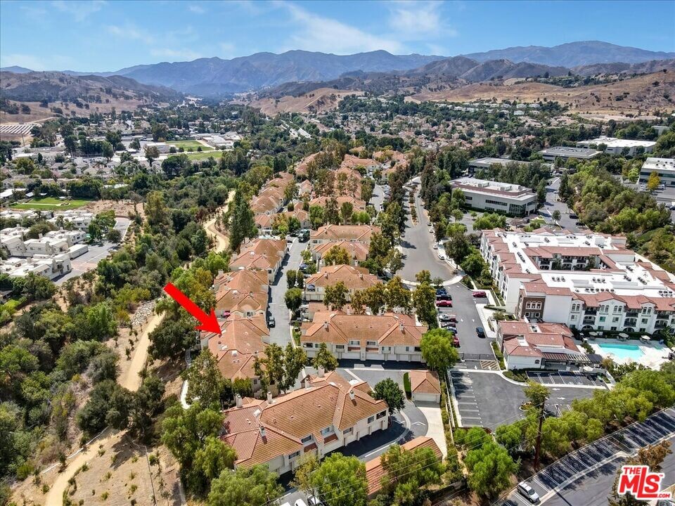 4240 Lost Hills Rd in Calabasas, CA - Building Photo