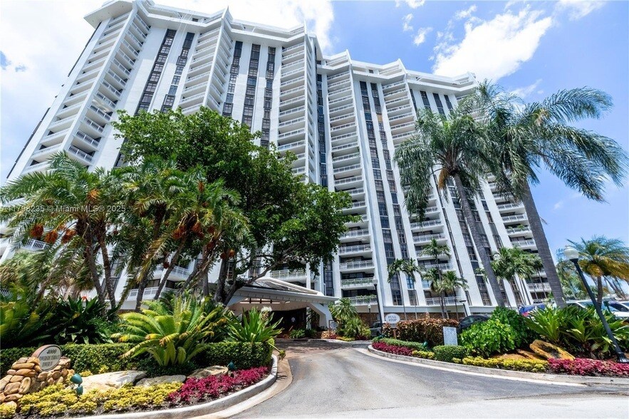 4000 Towerside Terrace, Unit 2107 in Miami, FL - Building Photo
