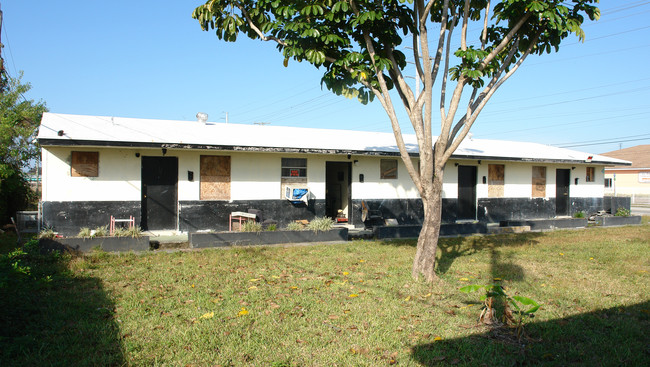 127-137 Lucy St in Homestead, FL - Building Photo - Building Photo