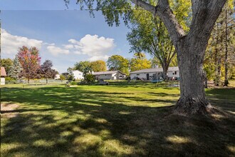 2093 Tunis Rd in Green Bay, WI - Foto de edificio - Building Photo