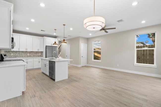 404 Forest Hill Blvd in Houston, TX - Building Photo - Building Photo