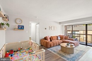 9728 Kingsbridge Dr in Fairfax, VA - Building Photo