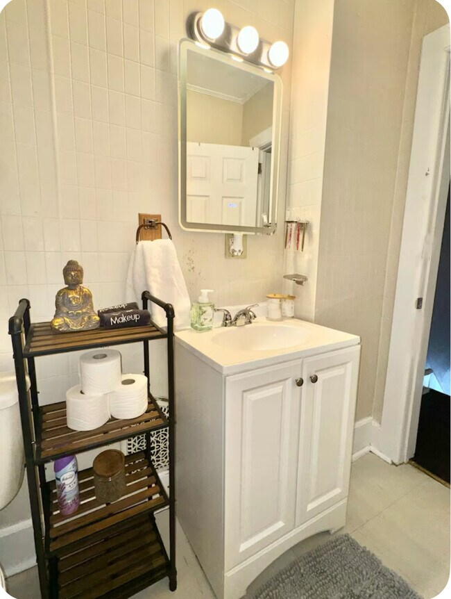 7 Hill Pl, Unit Entire Apartment in Oneonta, NY - Foto de edificio - Building Photo