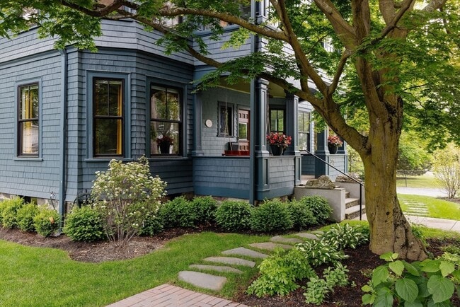 21 Walnut St in Watertown, MA - Foto de edificio - Building Photo