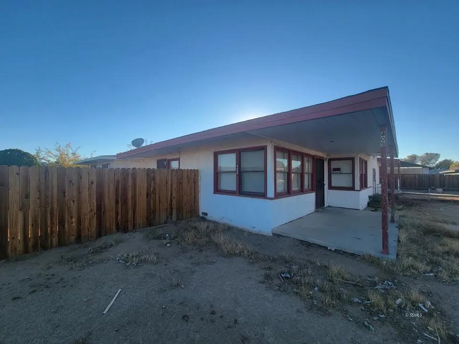 405 S Richmond Rd in Ridgecrest, CA - Building Photo