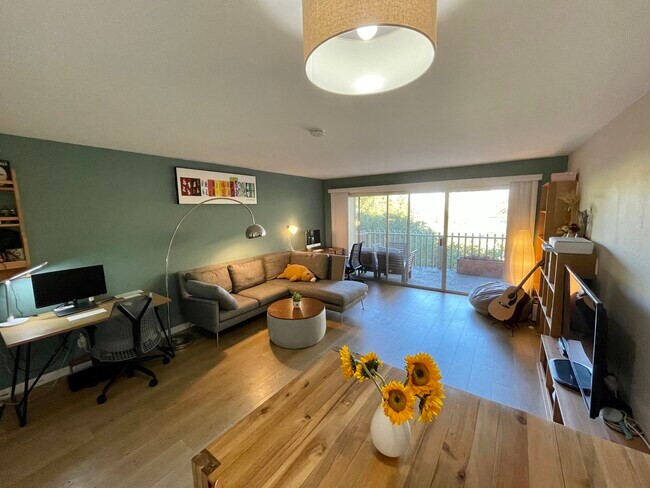2315 Eastridge Ave in Menlo Park, CA - Building Photo - Building Photo