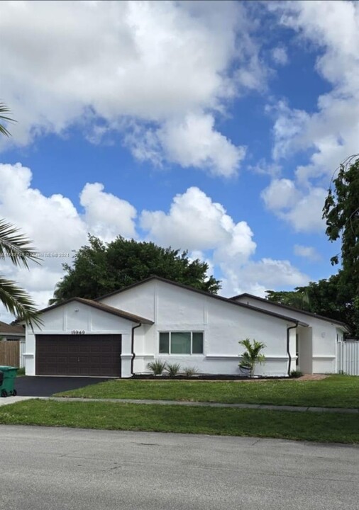 19949 NW 62nd Ave in Hialeah, FL - Foto de edificio