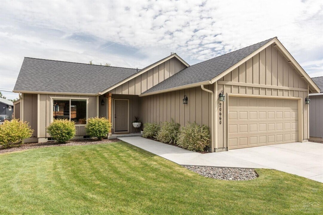20660 NE Overton Pl in Bend, OR - Foto de edificio