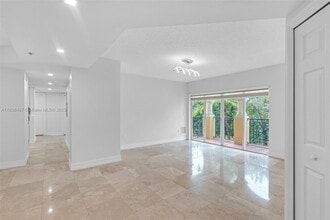 101 Sidonia Ave, Unit 201 in Coral Gables, FL - Foto de edificio - Building Photo