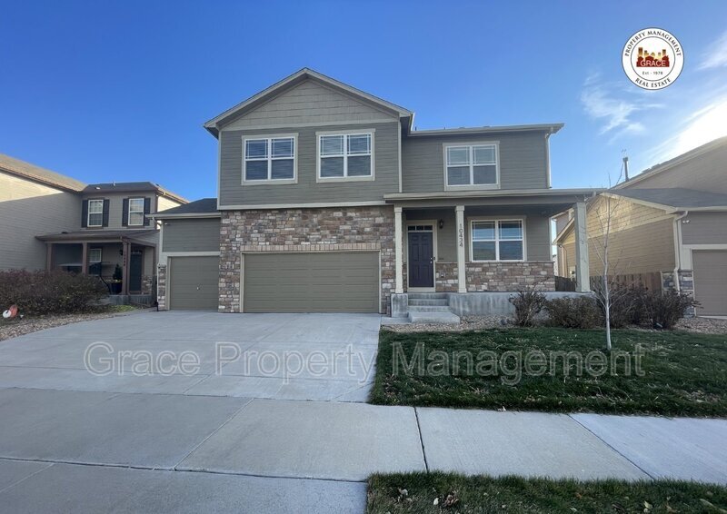 10434 Troy St in Commerce City, CO - Foto de edificio