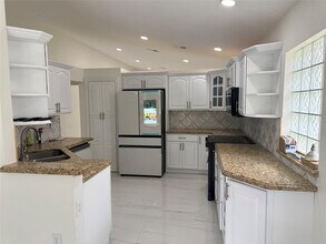 3380 NW 78th Ave in Margate, FL - Foto de edificio - Building Photo