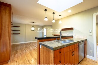 2584 Park Rd in Lake Oswego, OR - Building Photo - Building Photo