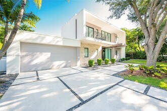 5921 SW 87th St in South Miami, FL - Foto de edificio - Building Photo