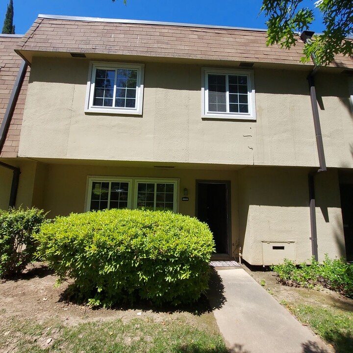 8883 Salmon Falls Dr in Sacramento, CA - Foto de edificio