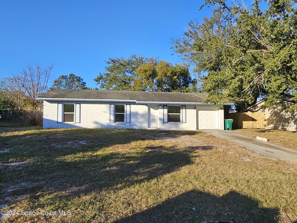 2129 Trieste Dr in Mims, FL - Building Photo