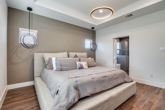 324 S Main St in Cedar Hill, TX - Foto de edificio - Building Photo