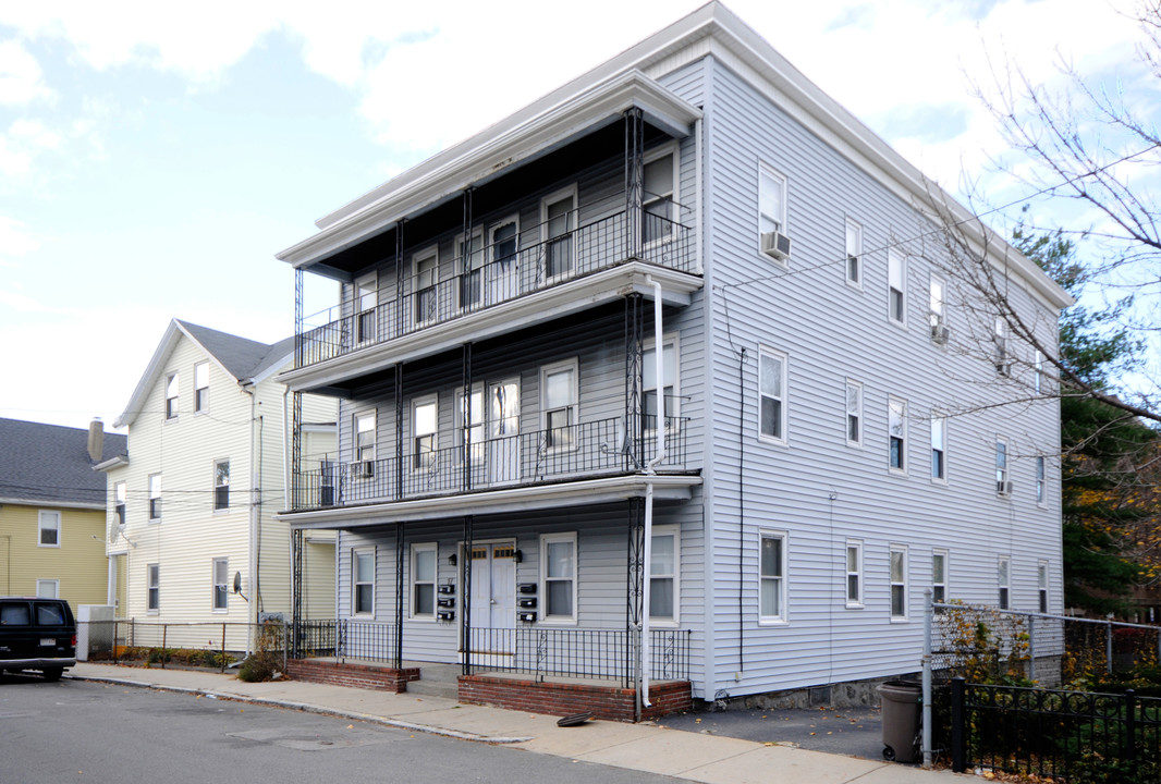 17 Hubbard St in Malden, MA - Building Photo