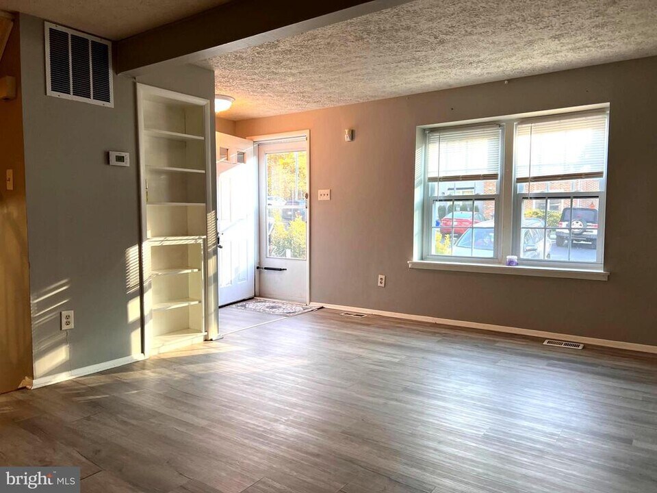 8104 Willowdale Ct in Springfield, VA - Building Photo