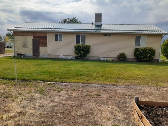 4616 N Tumbleweed Dr in Enoch, UT - Foto de edificio - Building Photo