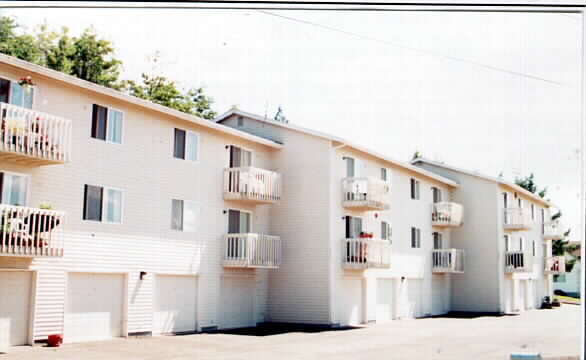 Valhalla Apartments in Stanwood, WA - Building Photo