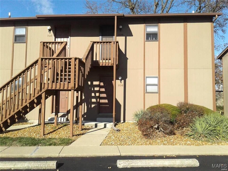 108 Ashley Dr in Fairview Heights, IL - Building Photo