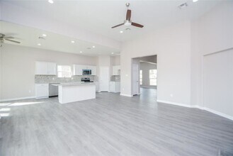 12328 N Chestnut Hls Dr in Cut And Shoot, TX - Foto de edificio - Building Photo