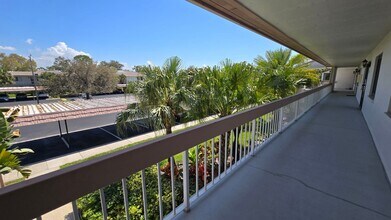 110 Lakeview Way in Oldsmar, FL - Building Photo - Building Photo