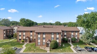 423 Berkshire Dr, Unit #33 in Crystal Lake, IL - Building Photo