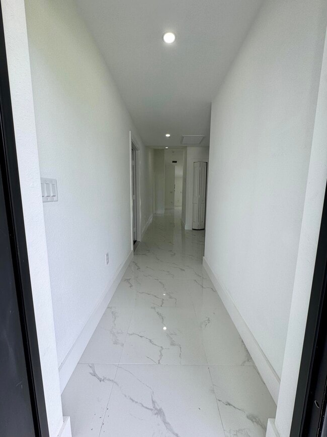 668 Chemstrand St E in Lehigh Acres, FL - Foto de edificio - Building Photo