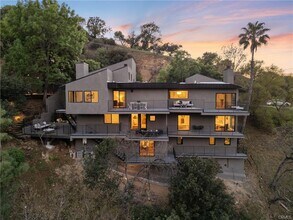 3250 Coldwater Canyon Ave in Los Angeles, CA - Building Photo - Building Photo