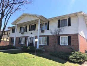 2361 Chalet Gardens Rd, Unit 1 in Fitchburg, WI - Foto de edificio - Building Photo