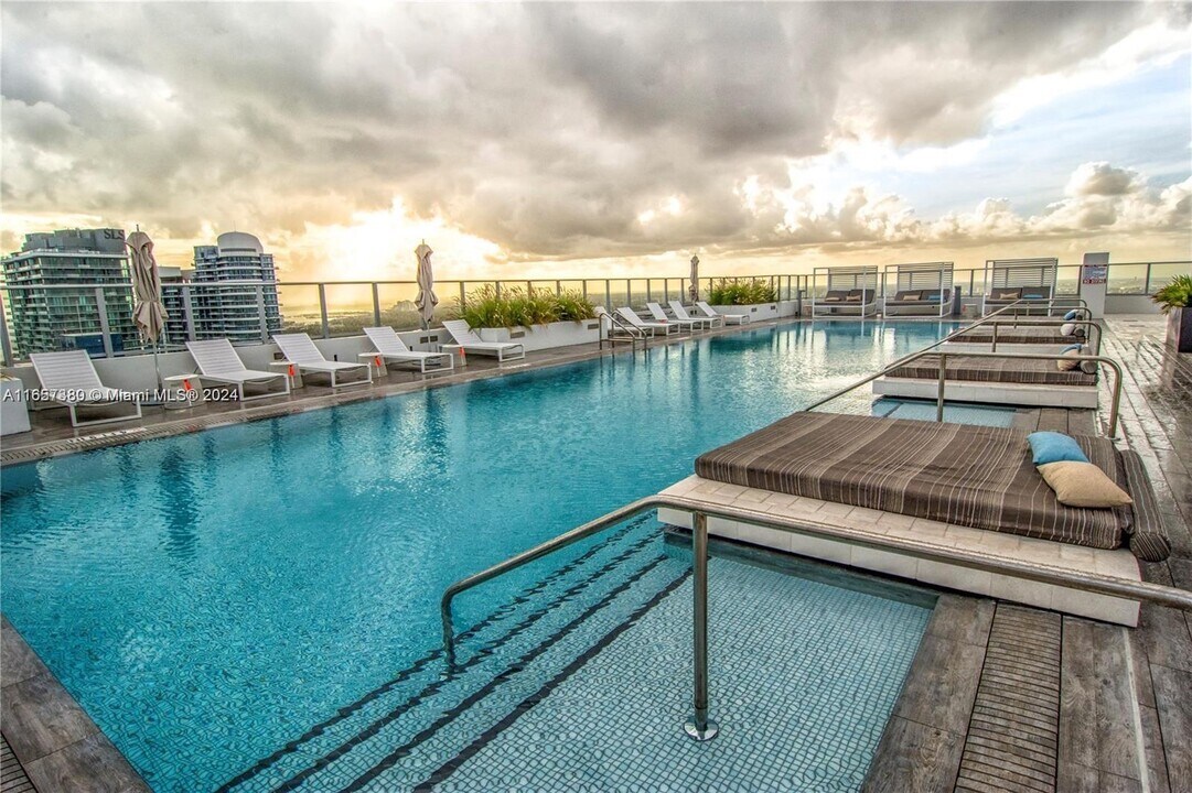 1010 Brickell Ave, Unit # 2109 in Miami, FL - Foto de edificio