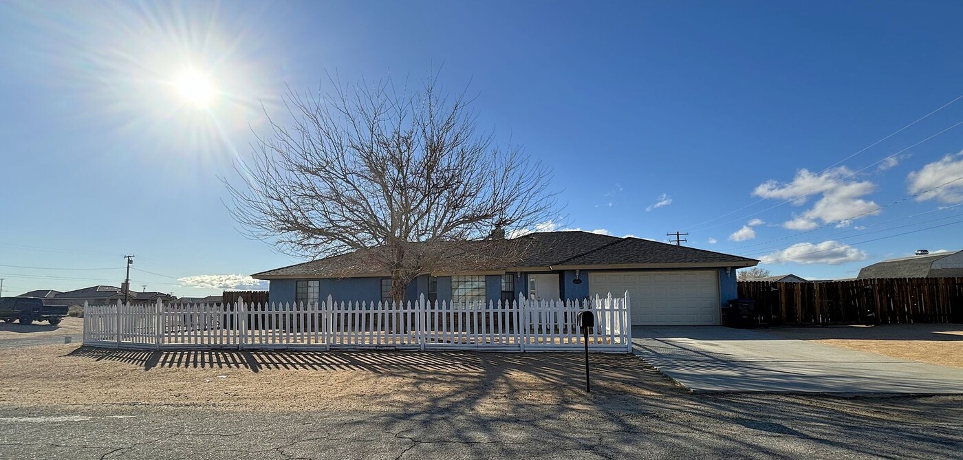 20701 79th St in California City, CA - Building Photo