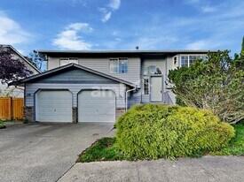 5725 209th St E in Spanaway, WA - Building Photo