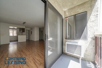 6827 Whitsett Ave in Los Angeles, CA - Building Photo - Building Photo