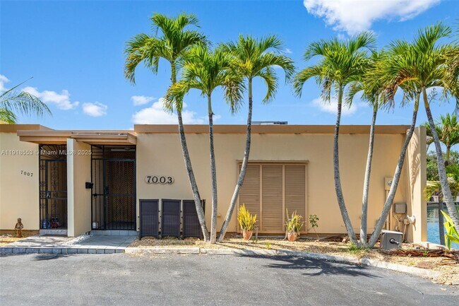 7003 Crown Gate Ct in Miami Lakes, FL - Building Photo - Building Photo