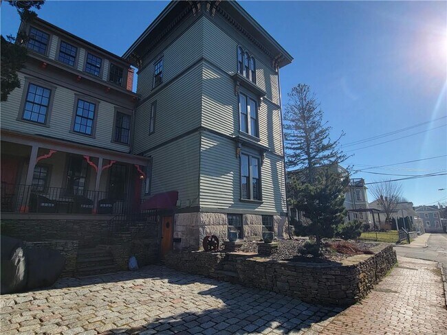 92 Pelham St