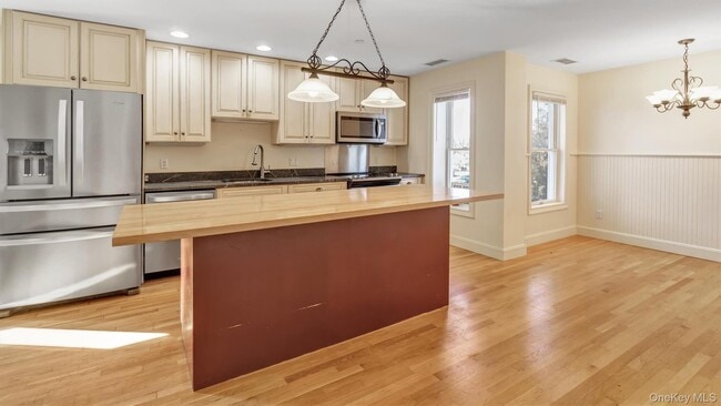 148 Main St in Westhampton Beach, NY - Foto de edificio - Building Photo