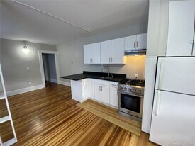 34 Center St in Bristol, CT - Building Photo