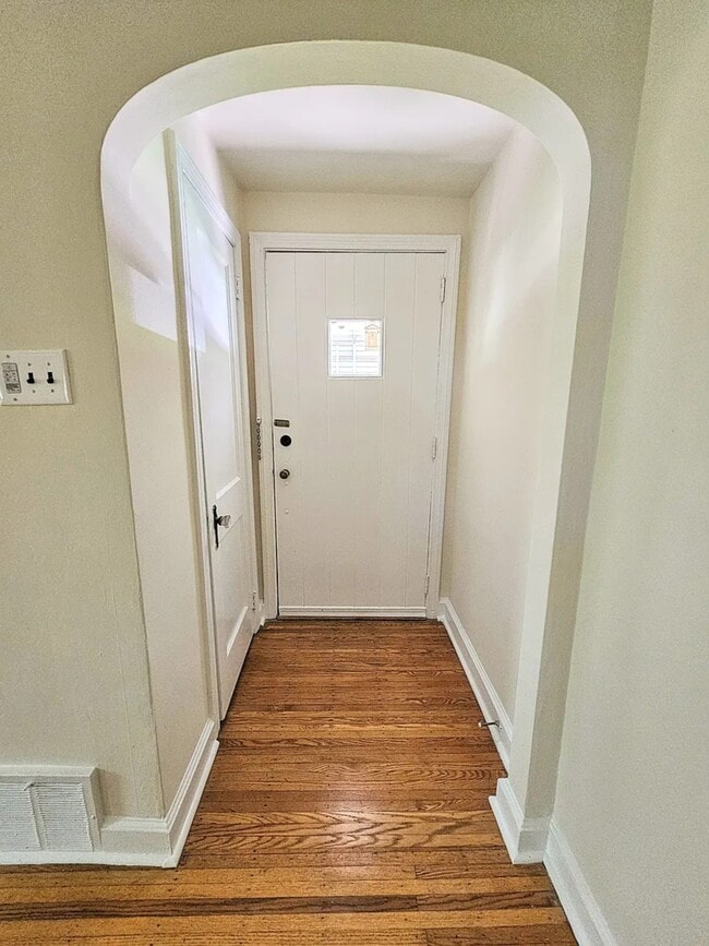 738 E Railroad Ave in Bryn Mawr, PA - Foto de edificio - Building Photo