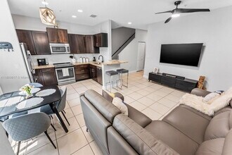 712 SW 2nd Way in Pompano Beach, FL - Foto de edificio - Building Photo