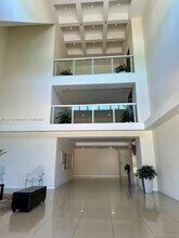 120 Lakeview Dr in Weston, FL - Building Photo - Building Photo