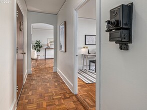 2336 SW Osage St, Unit 203 in Portland, OR - Building Photo - Building Photo